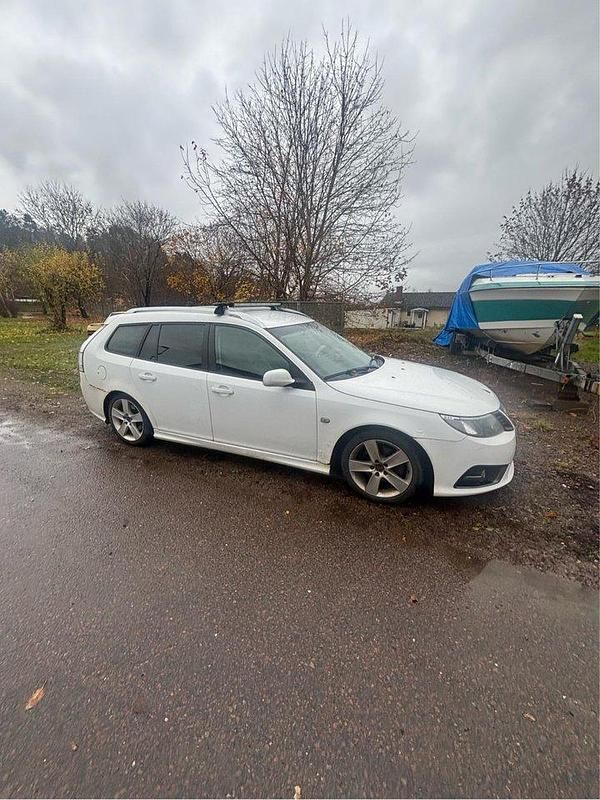 Vit Begagnad 2010 Saab 9-3 Vector Kombi | 30 000 kr (Dyr) - Bild 1/4