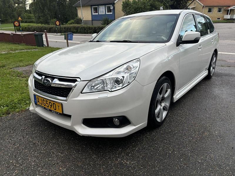 Vit Begagnad 2014 Subaru Legacy Kombi | 51 000 kr - Bild 1/4
