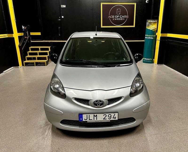 Begagnad Toyota Aygo 70 HK (51 kW) 2008 Silver Halvkombi