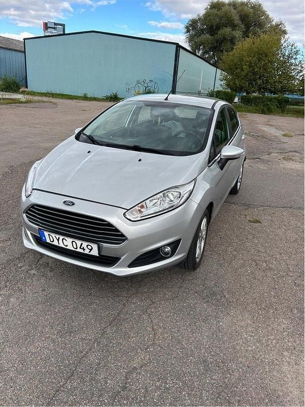 Grå Begagnad 2017 Ford Fiesta Titanium Halvkombi | 69 900 kr (Superpris) - Bild 1/4