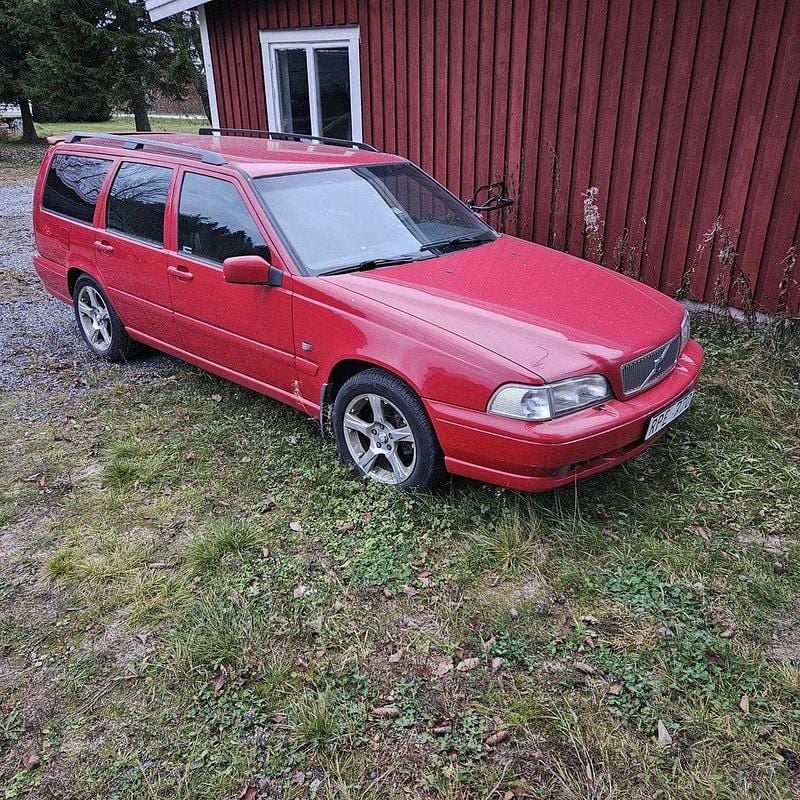 Röd Begagnad 2000 Volvo V70 Standard Kombi | 6 000 kr (Superpris) - Bild 1/3