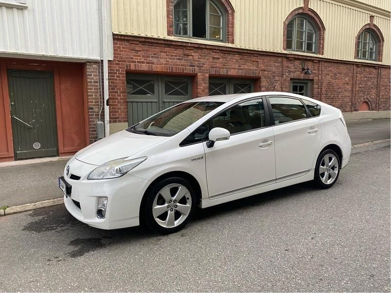 Vit Begagnad 2010 Toyota Prius Halvkombi | 75 000 kr (Marknadspris) - Bild 1/4