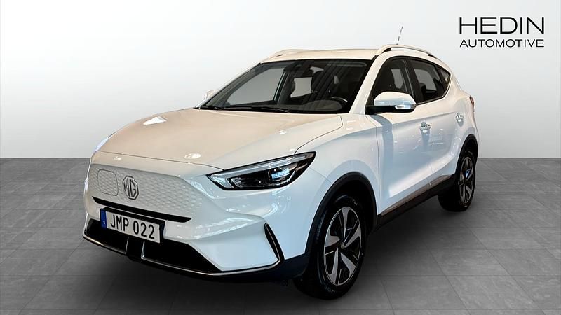 Vit (white) Begagnad 2022 MG ZS Comfort Sedan | 244 900 kr (Marknadspris) - Bild 1/4