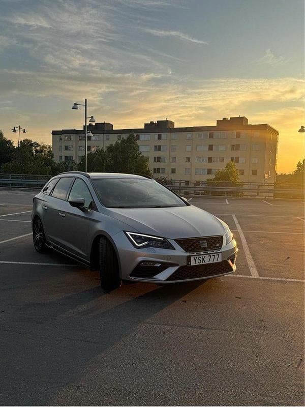 Silver Begagnad 2018 Cupra Leon Kombi | 245 000 kr (Marknadspris) - Bild 1/4