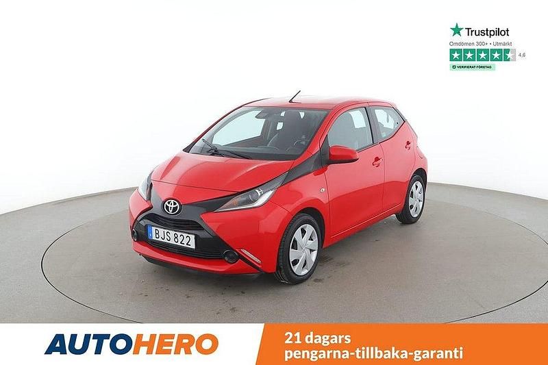 Röd Begagnad 2017 Toyota Aygo X-play Halvkombi | 126 000 kr (Marknadspris) - Bild 1/4