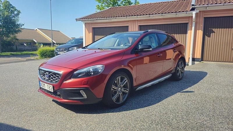 Röd Begagnad 2013 Volvo V40 CC Summum Kombi | 125 000 kr (Marknadspris) - Bild 1/4