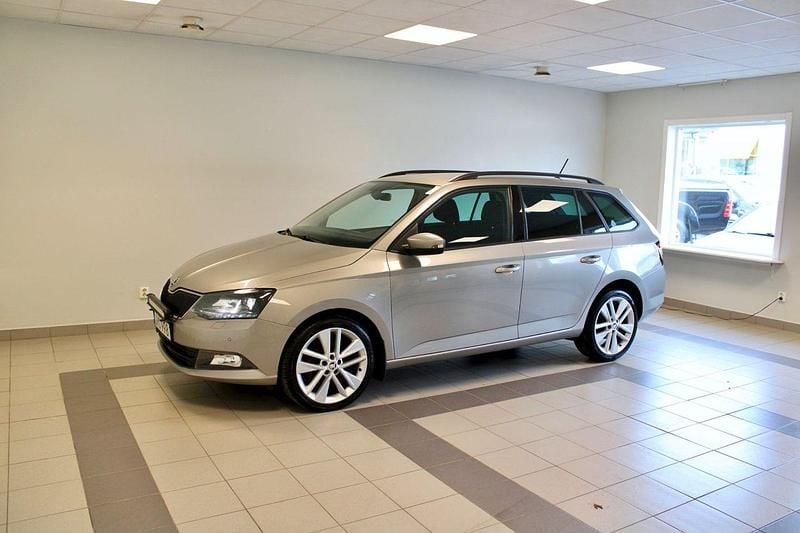 Ljusbrun (brun) Begagnad 2017 Skoda Fabia Style Kombi | 119 900 kr (Lite dyr) - Bild 1/4
