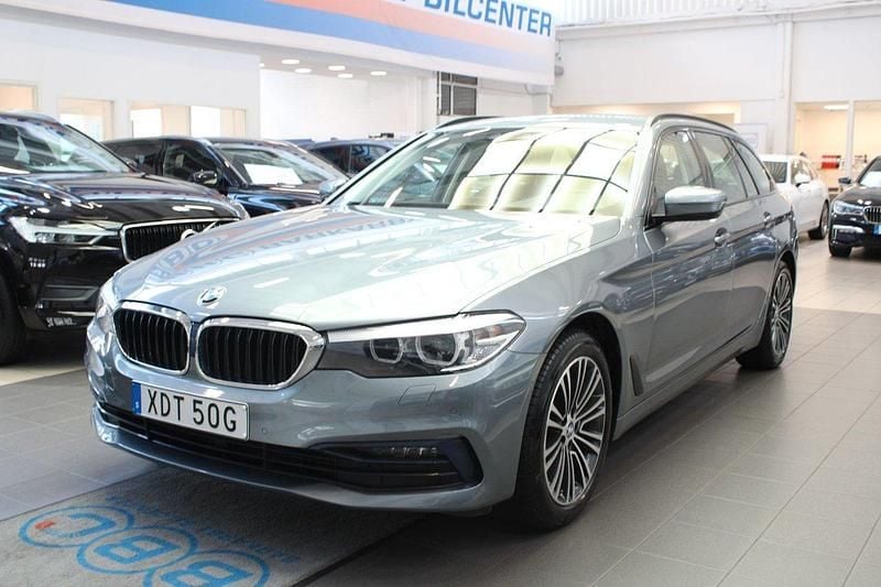 Blå Begagnad 2019 BMW 520 Sport Line Kombi | 299 900 kr (Superpris) - Bild 1/4