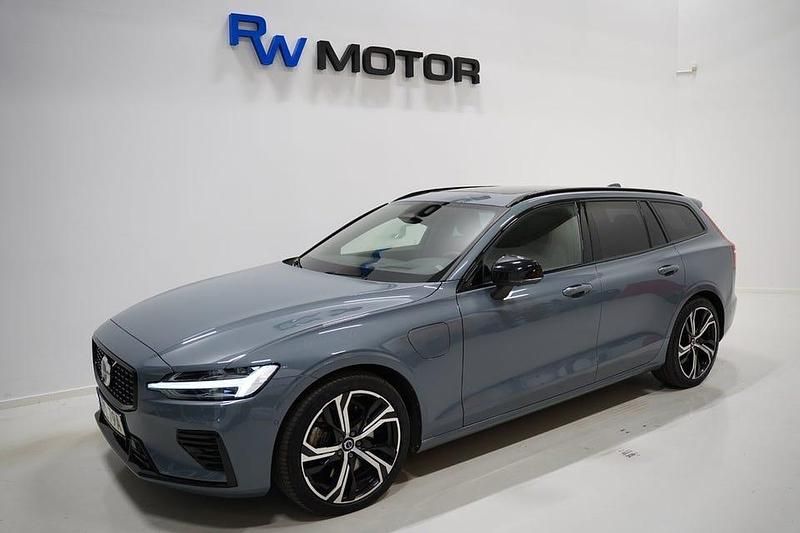 Grå Begagnad 2023 Volvo V60 Ultimate Kombi | 434 900 kr - Bild 1/4