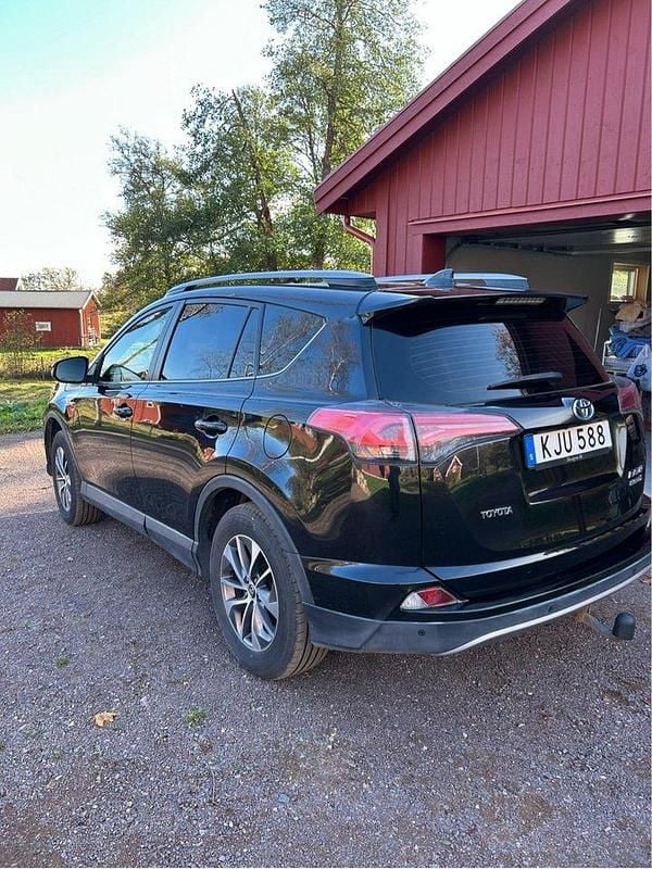 Svart Begagnad 2018 Toyota RAV4 Hybrid Active SUV | 187 500 kr (Marknadspris) - Bild 1/4