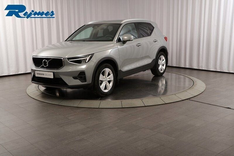 Grå (vapour grey metallic) Begagnad 2023 Volvo XC40 Core SUV | 354 900 kr (Bra pris) - Bild 1/4