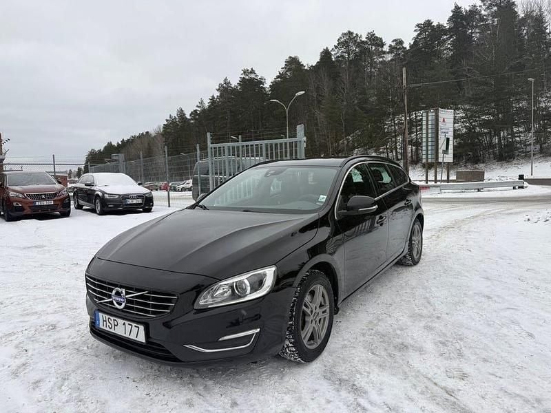 Svart Begagnad 2015 Volvo V60 Momentum Kombi | 79 900 kr (Marknadspris) - Bild 1/4