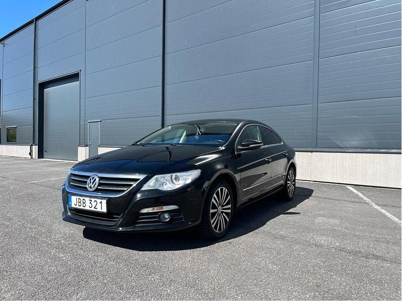 Svart Begagnad 2009 VW CC Sedan | 69 900 kr (Marknadspris) - Bild 1/4
