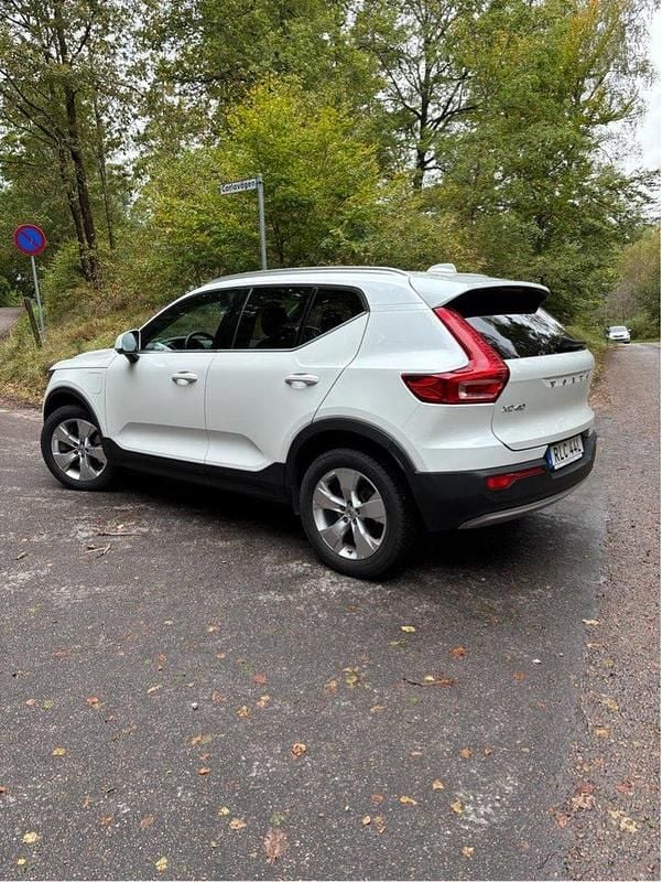 Vit Begagnad 2021 Volvo XC40 Momentum SUV | 265 000 kr (Bra pris) - Bild 1/4
