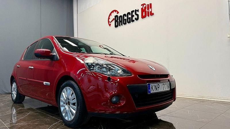 Röd Begagnad 2009 Renault Clio II Halvkombi | 44 900 kr (Lite dyr) - Bild 1/4