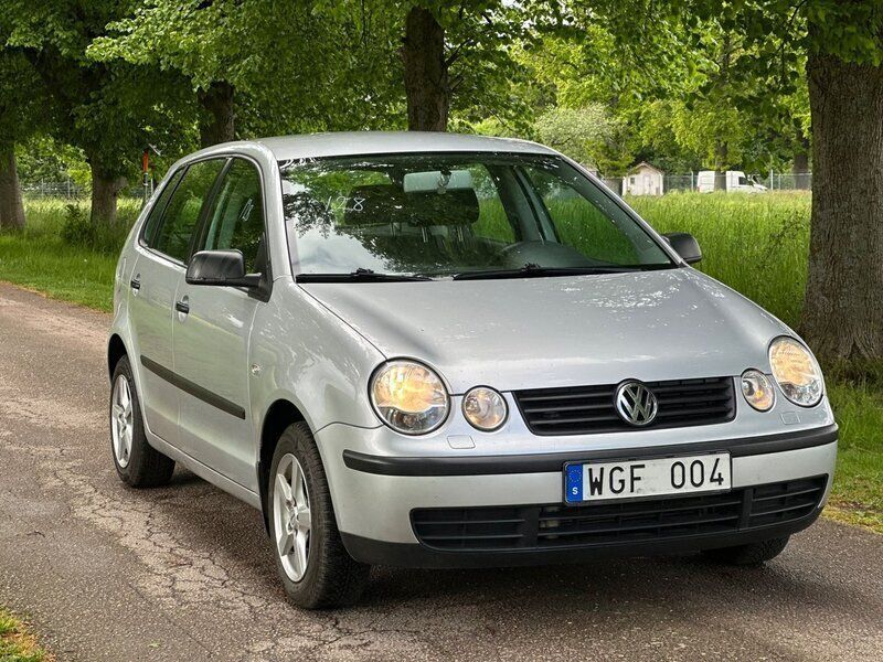 Silver Begagnad 2004 VW Polo Basis Halvkombi | 27 500 kr (Dyr) - Bild 1/4