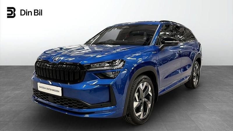 Race blue metallic Ny 2025 Skoda Kodiaq SportLine SUV | 523 200 kr (Marknadspris) - Bild 1/4