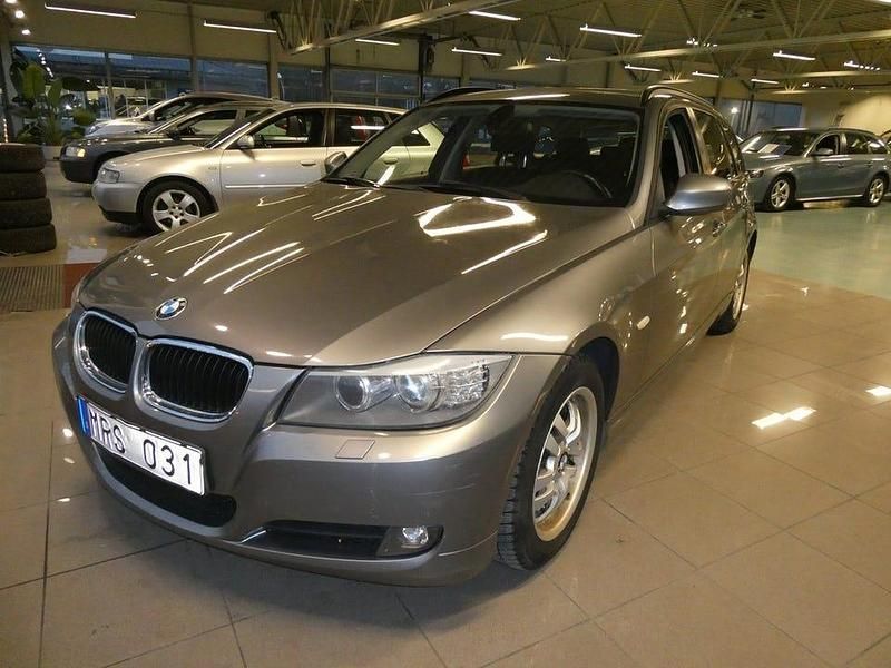 Grå Begagnad 2012 BMW 318 Kombi | 89 900 kr (Bra pris) - Bild 1/4