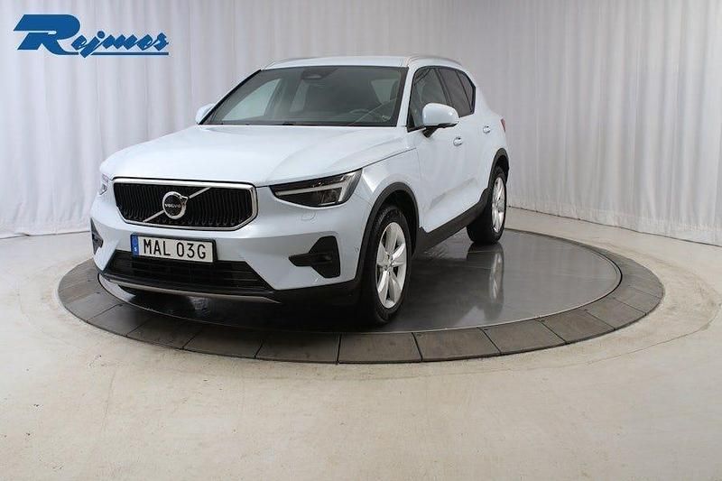 Ljusblå Begagnad 2024 Volvo XC40 Core SUV | 349 900 kr (Marknadspris) - Bild 1/4