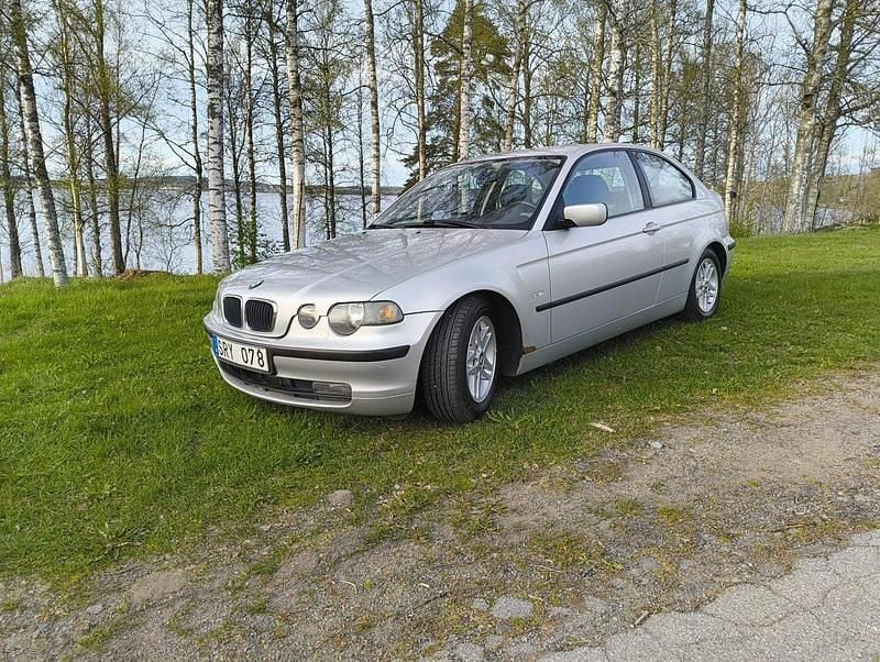Grå Begagnad 2001 BMW 316 Compact Sport Line Halvkombi | 24 000 kr (Marknadspris) - Bild 1/4