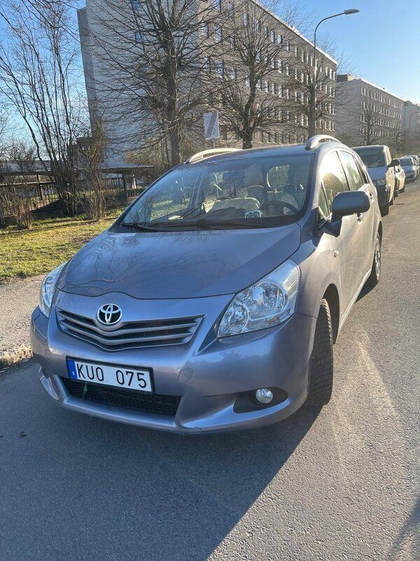 Blå Begagnad 2010 Toyota Verso Minibuss | 129 000 kr (Dyr) - Bild 1/4