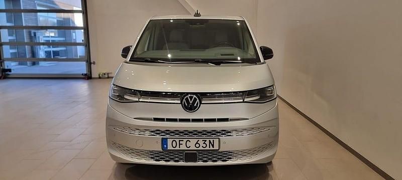 Begagnad VW Multivan Style 150 HK (110 kW) 2023 Silver Van