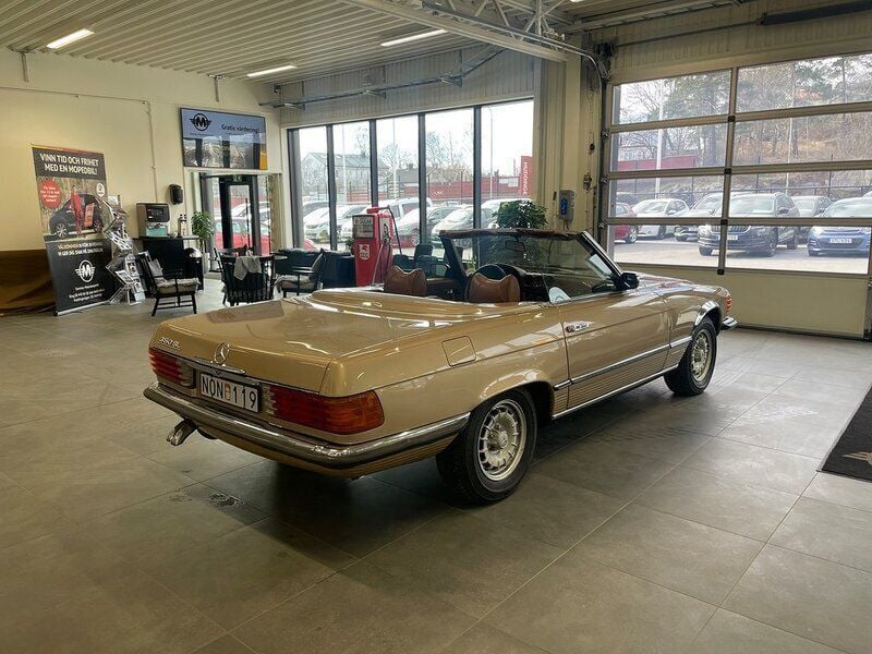 Begagnad Mercedes SL350 195 HK (143 kW) 1972 Guld Cab