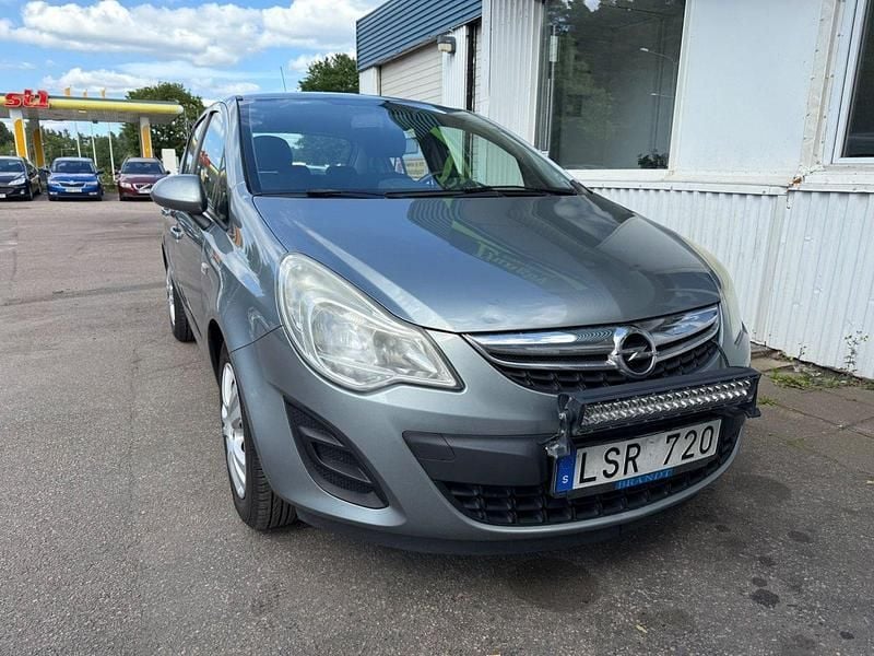 Grå Begagnad 2011 Opel Corsa Halvkombi | 26 900 kr (Marknadspris) - Bild 1/4