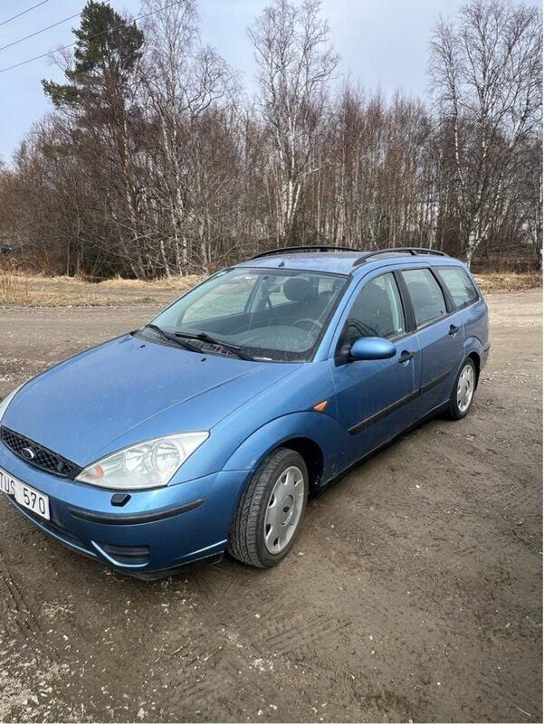 Blå Begagnad 2003 Ford Focus Kombi | 16 000 kr (Marknadspris) - Bild 1/4