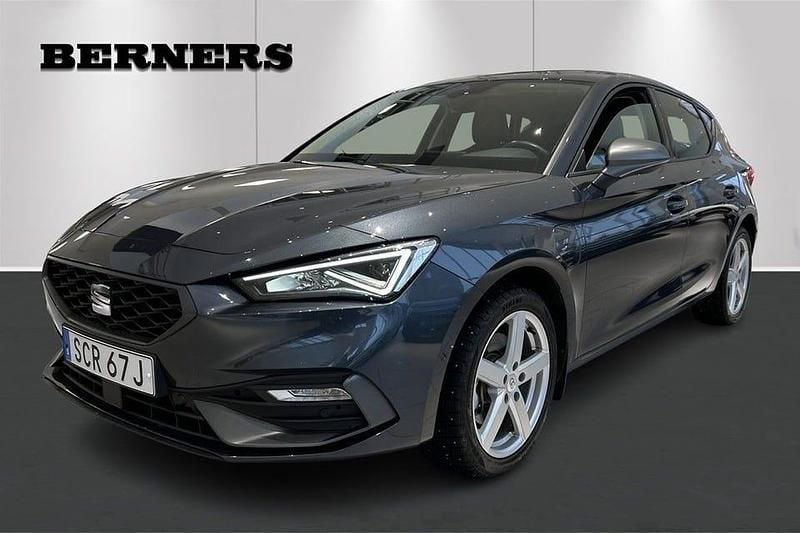 Grå Begagnad 2024 Seat Leon Halvkombi | 279 900 kr (Lite dyr) - Bild 1/4