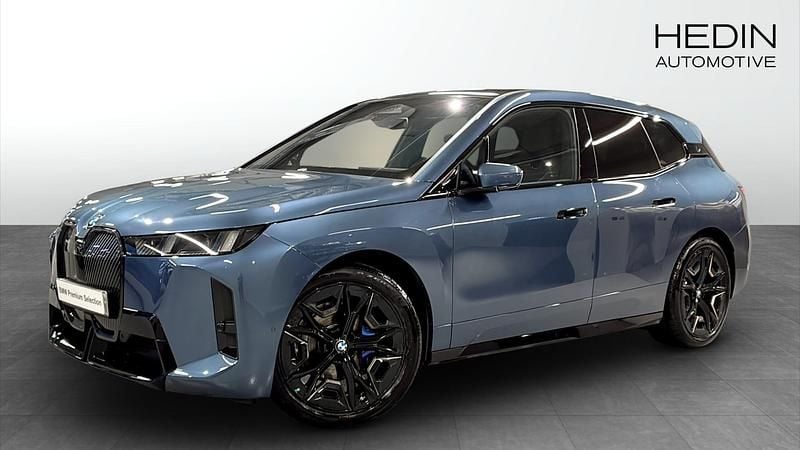 Begagnad BMW iX Comfort Edition 400 kW (544 HK) 2025 Blå (blue) SUV
