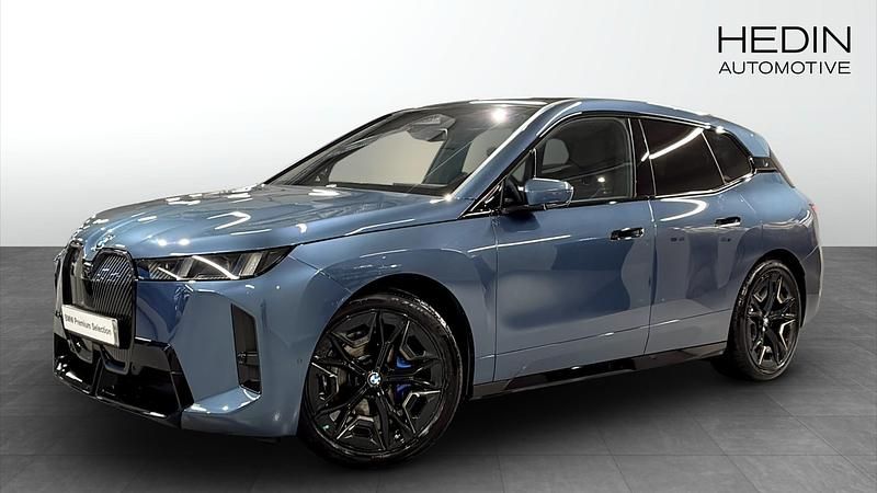 Blå (blue) Begagnad 2025 BMW iX Comfort Edition SUV | 934 700 kr - Bild 1/4