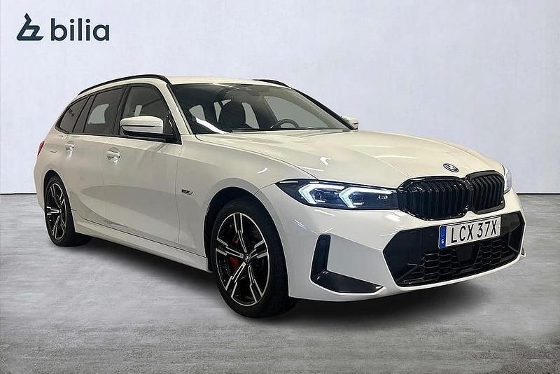 Vit Begagnad 2022 BMW 330e M Sport Kombi | 409 000 kr (Dyr) - Bild 1/4