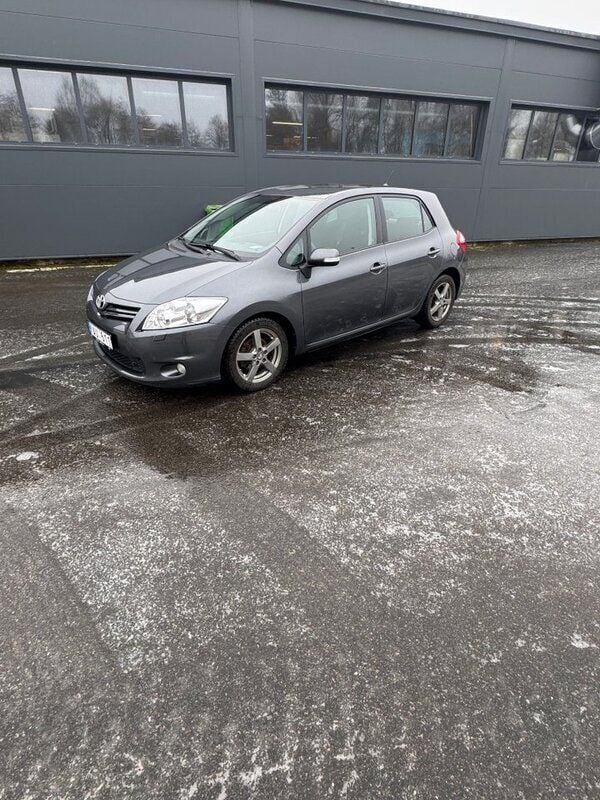 Mörkgrå (grå) Begagnad 2012 Toyota Auris Plus Halvkombi | 55 900 kr (Marknadspris) - Bild 1/4