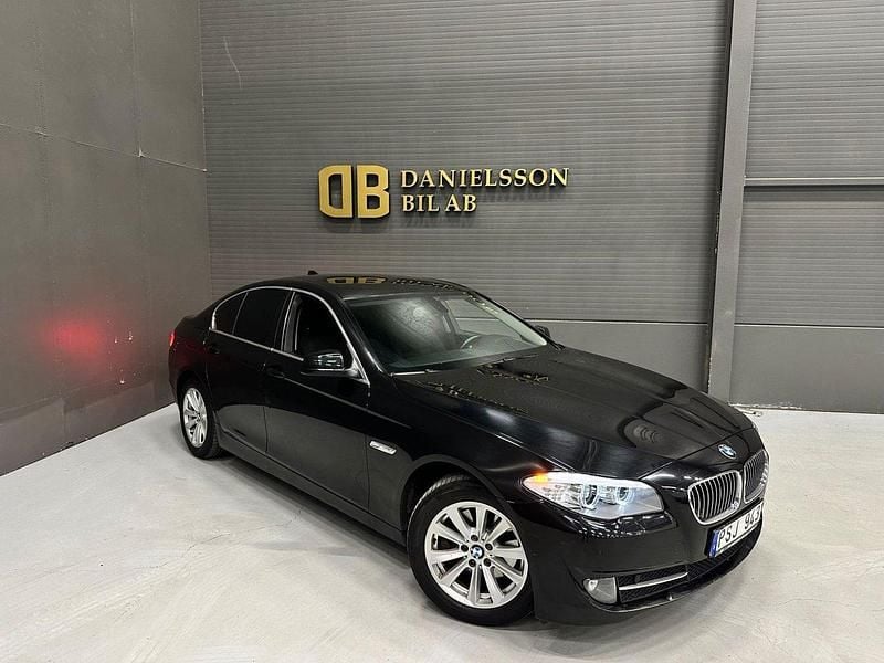 Svart Begagnad 2012 BMW 520 Sedan | 99 800 kr (Bra pris) - Bild 1/4
