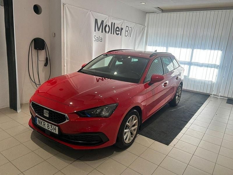Röd (pure red) Begagnad 2022 Seat Leon Style Kombi | 179 800 kr (Marknadspris) - Bild 1/4