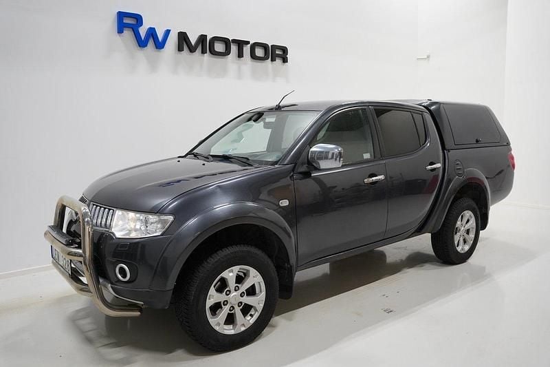 Mörkgrå (grå) Begagnad 2011 Mitsubishi L200 Pickup | 139 800 kr (Marknadspris) - Bild 1/4
