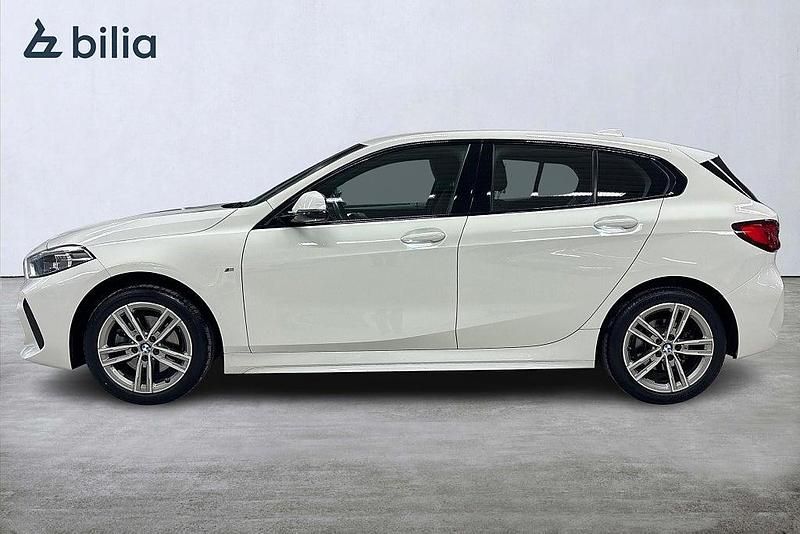 Begagnad BMW 118 M Sport 136 HK (100 kW) 2022 Vit Halvkombi
