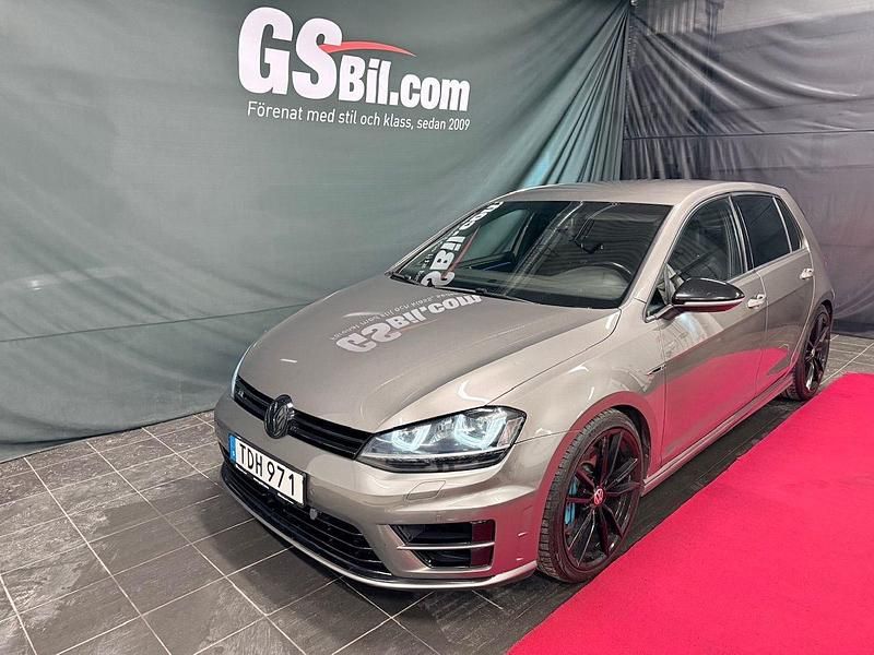 Grå Begagnad 2015 VW Golf VII R Halvkombi | 268 900 kr (Lite dyr) - Bild 1/4