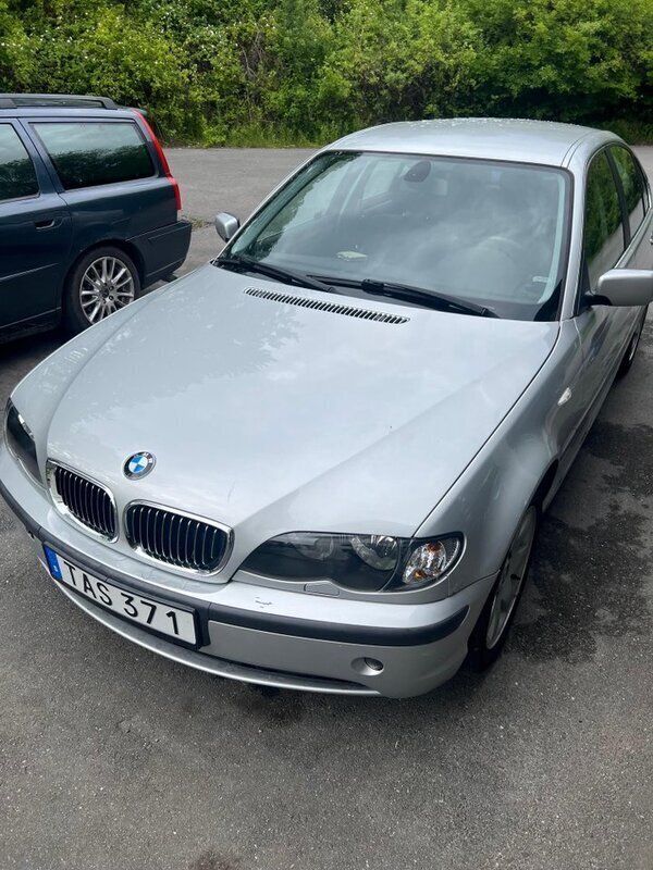 Grå Begagnad 2002 BMW 320 Sedan | 35 000 kr (Marknadspris) - Bild 1/4
