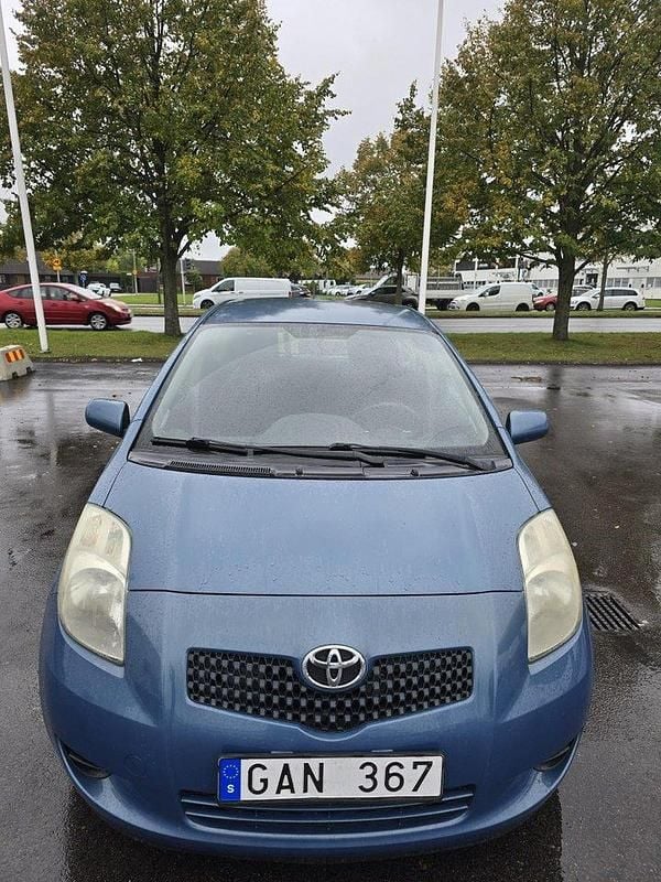 Grå Begagnad 2007 Toyota Yaris Halvkombi | 26 999 kr (Marknadspris) - Bild 1/4