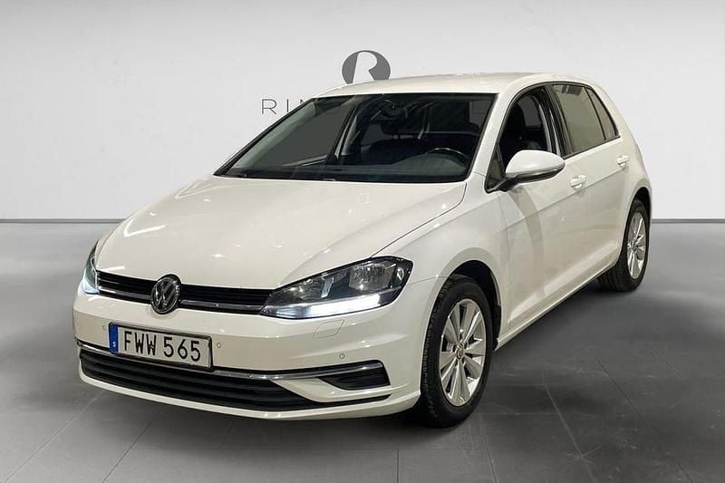 Vit Begagnad 2018 VW Golf VII Halvkombi | 99 900 kr (Superpris) - Bild 1/3