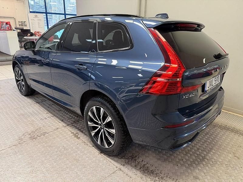 Begagnad Volvo XC60 Plus 350 HK (257 kW) 2023 Mörkblå SUV