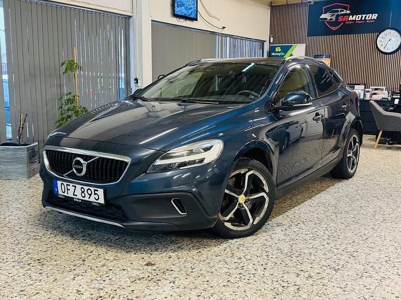 Blå Begagnad 2017 Volvo V40 Summum SUV | 119 900 kr (Superpris) - Bild 1/4