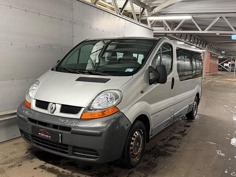 Ljusgrå Begagnad 2005 Renault Trafic Minibuss | 79 900 kr (Marknadspris) - Bild 1/4