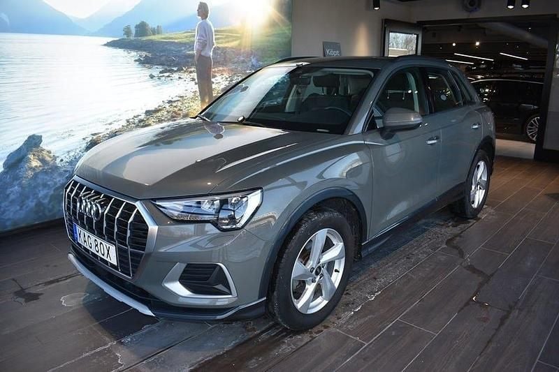 Chronosgrå metallic Begagnad 2023 Audi Q3 Advanced SUV | 329 000 kr (Marknadspris) - Bild 1/4