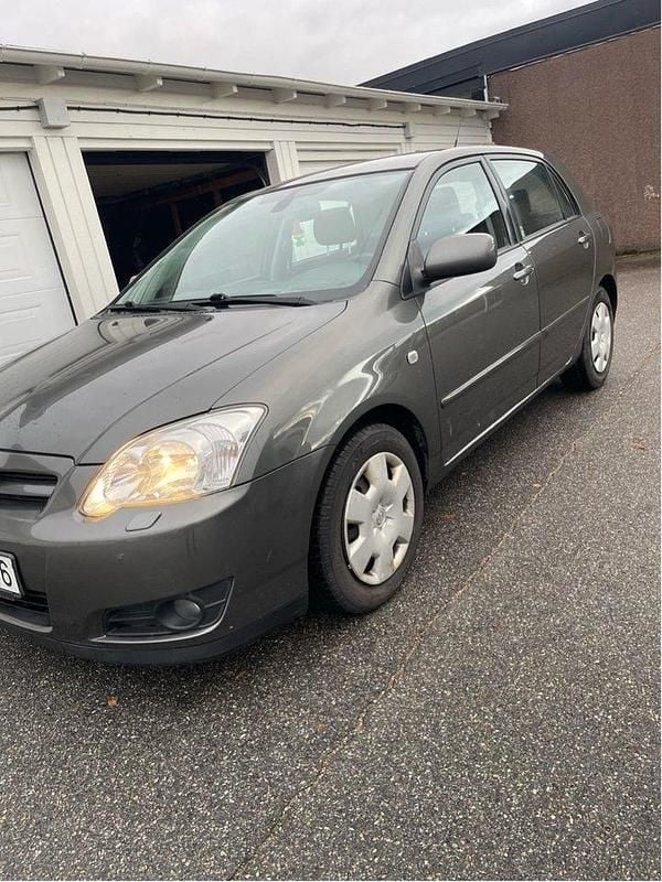 Grå Begagnad 2005 Toyota Corolla Halvkombi | 38 500 kr (Marknadspris) - Bild 1/4