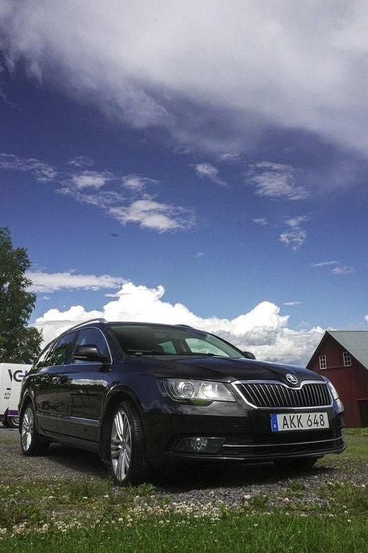 Svart Begagnad 2014 Skoda Superb Kombi | 99 000 kr (Marknadspris) - Bild 1/4