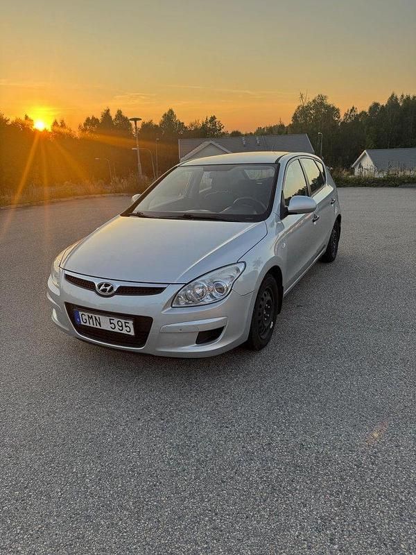 Silver Begagnad 2008 Hyundai i30 Halvkombi | 30 000 kr (Marknadspris) - Bild 1/4