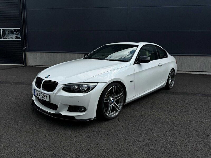 Vit Begagnad 2010 BMW 335 Comfort Edition Sportkupé | 159 000 kr (Superpris) - Bild 1/4